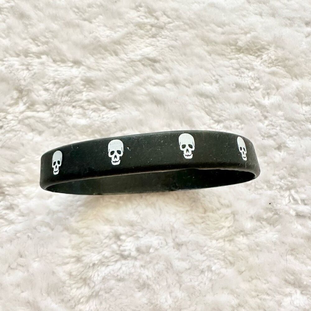 Black-and-white skull stretch bracelet ￼